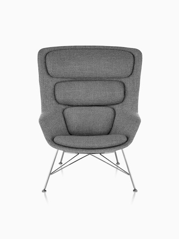 Vista frontal de un respaldo Striad Lounge Chair en tapicería gris.