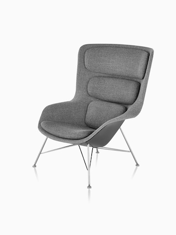 Vista en tres cuartos de un respaldo alto Striad Lounge Chair tapizado en gris.