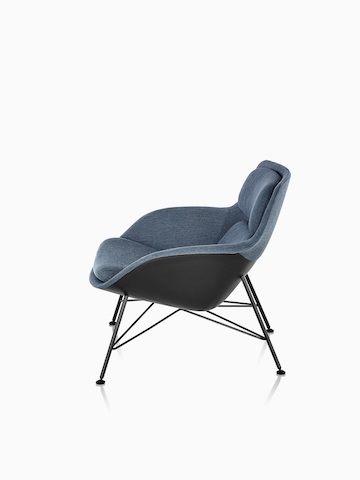 Vista lateral de un sillón reclinable Striad de respaldo bajo en tapizado azul con base de alambre.