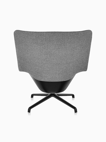 Vista posterior de un respaldo alto Striad Lounge Chair en tapicería gris con base de cuatro estrellas.