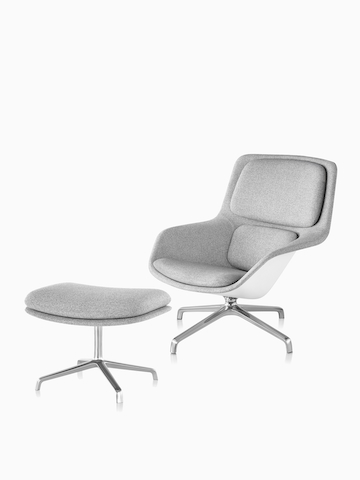 Sillón lounge Striad gris. Seleccione para ir a la página del producto Striad Lounge Chair y otomano.