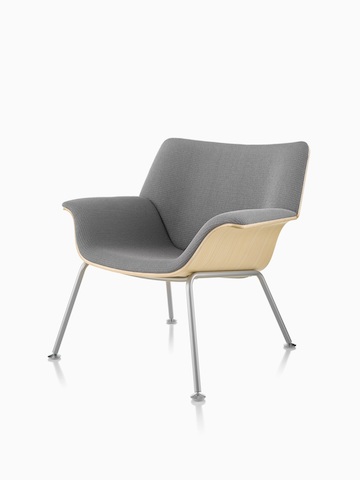 Una silla de salón gris de madera contrachapada Swoop. Seleccione para ir a la página del producto Swoop Lounge Furniture.