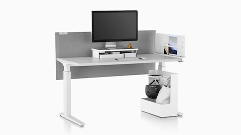 Una mesa rectangular de asiento a pie equipada con herramientas de trabajo Ubi, que incluye una plataforma para plataforma Ubi Monitor y una bolsa móvil Ubi.