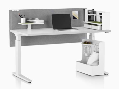 Una mesa rectangular de asiento a pie equipada con herramientas de trabajo Ubi, que incluye una captura de bolsa móvil Ubi y un organizador de escritorio.