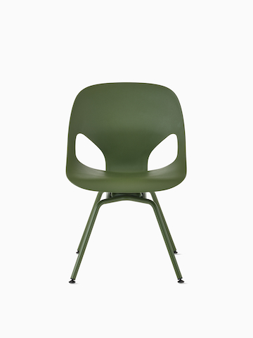 Vista frontal de una silla para visitas Zeph, con brazos fijos y ruedas orientables, de color oliva.