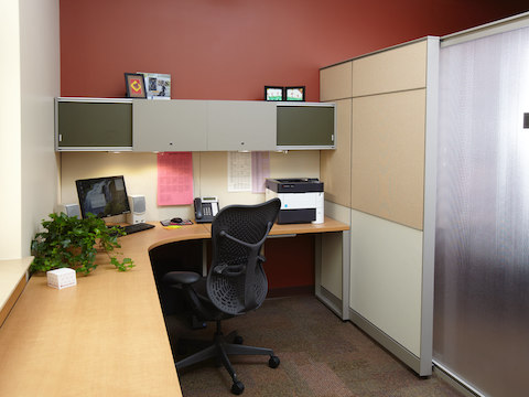 A corner office area with Canvass furnishings and a Mirra chair.