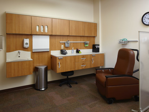A clinical space comprised of Compass modular furnishings and a Pristo II treatment chair. 