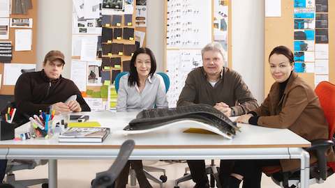 Los cuatro directores de la firma de diseño industrial Studio 7.5 en Berlín se sientan en Mirra 2 Chairs. Seleccione para ir a una entrevista de la revista WHY del diseñador Carola Zwick.