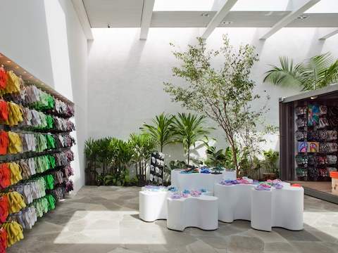 Weinfeld's award-winning store concept for the flip-flop brand Havaianas in São Paulo.