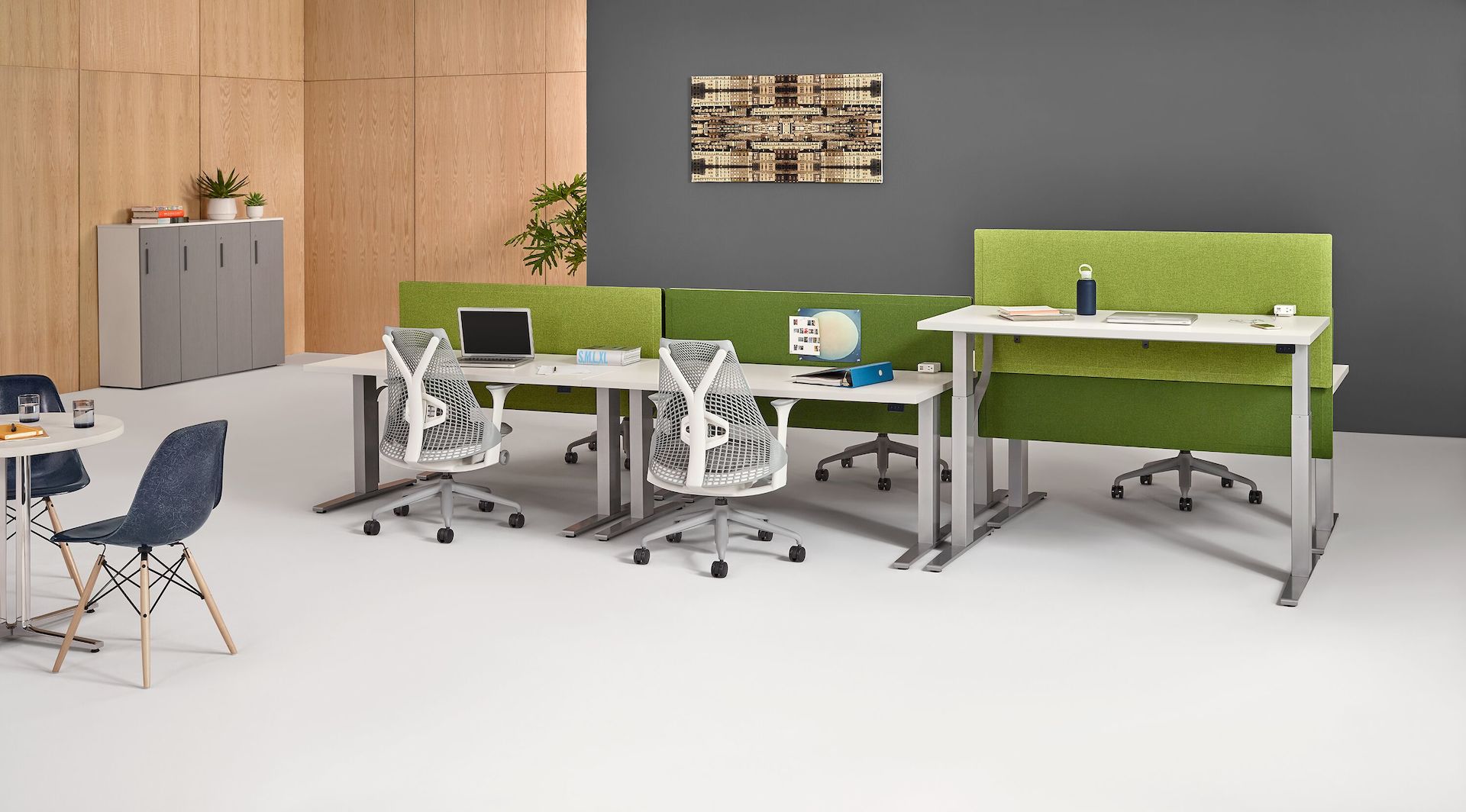 Motia Sit-to-Stand Tables with Pari Screens, Jump Space