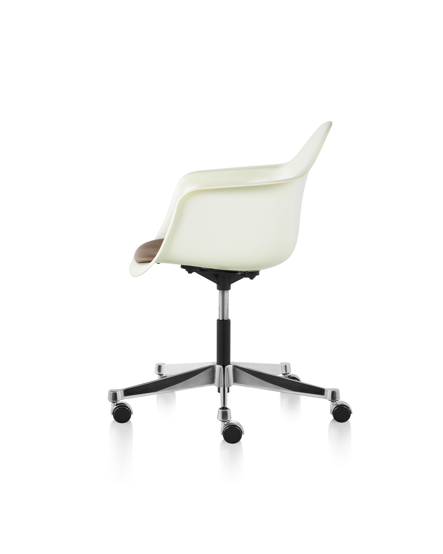 An Eames Task Chair with a parchment colored shell and a five star caster base. Viewed from the side.