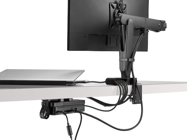 Vista traseira da tela de um monitor com os cabos de energia e dados passando pelo braço articulado para monitor e por um Ondo Connectivity Module e um Loop Micro sob a escrivaninha.