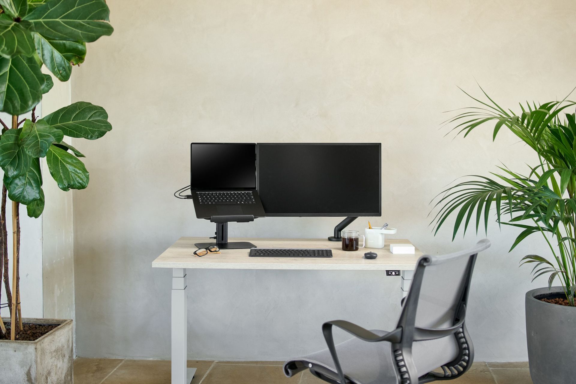 CBS Lana Environmental Black with Flo monitor arm - Herman Miller