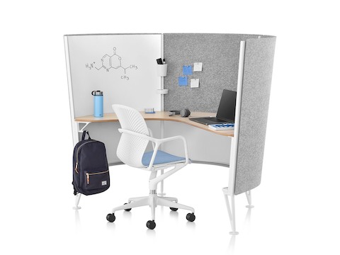 A white Keyn desk chair with light blue seat pad in a Prospect Solo Space formed by two tackable panels and one whiteboard panel.
