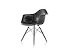 Uma foto - Cadeira com braços Eames Molded Fiberglass – Pés de cavilha – Sem estofamento