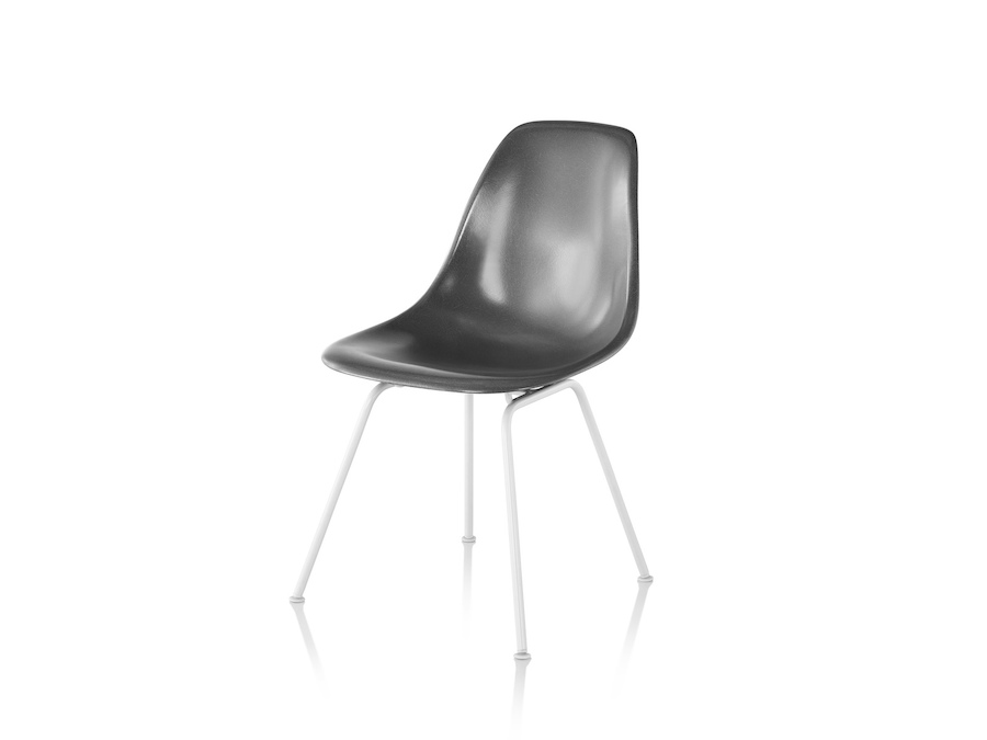 Uma foto - Cadeira para visitantes Eames Molded Fiberglass – Base de quatro pernas – Sem estofamento