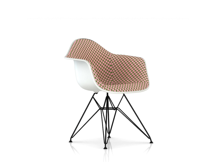 Uma foto - Cadeira com braços Eames Molded Plastic – Base de arame – Totalmente estofada