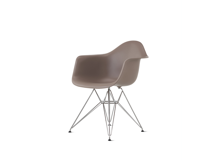 Uma foto - Cadeira com braços Eames Molded Plastic – Base de arame – Sem estofamento