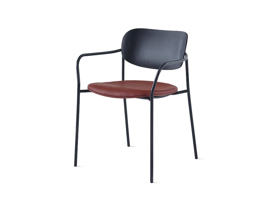 Ein Foto - Portrait Chair–mit Armlehnen–gepolsterte Sitzfläche–Rückenlehne aus Holz