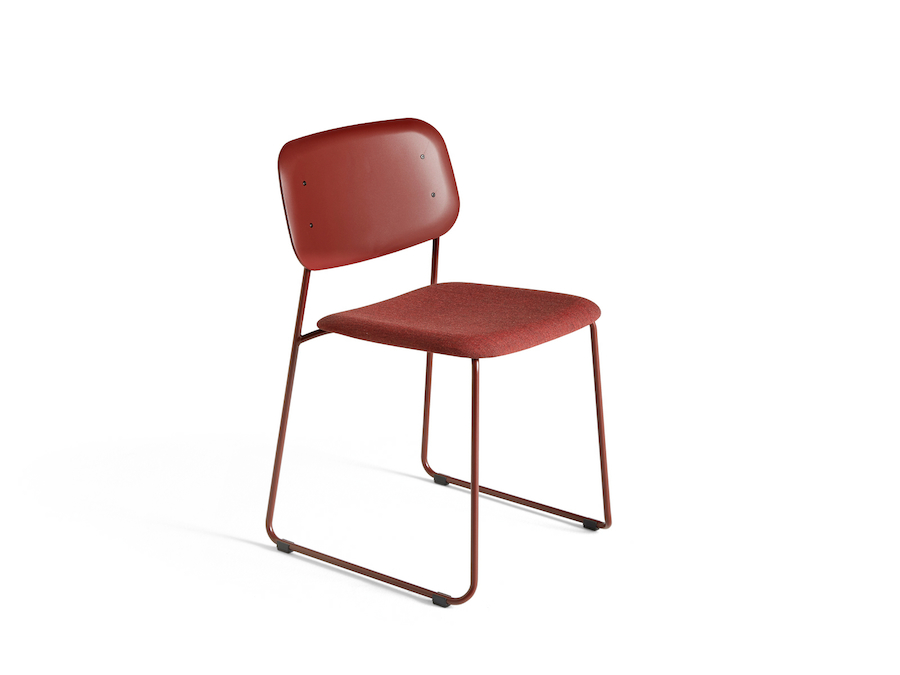 Uma foto - Cadeira Soft Edge — Base de cantiléver — Assento e encosto de polipropileno — Com estofamento