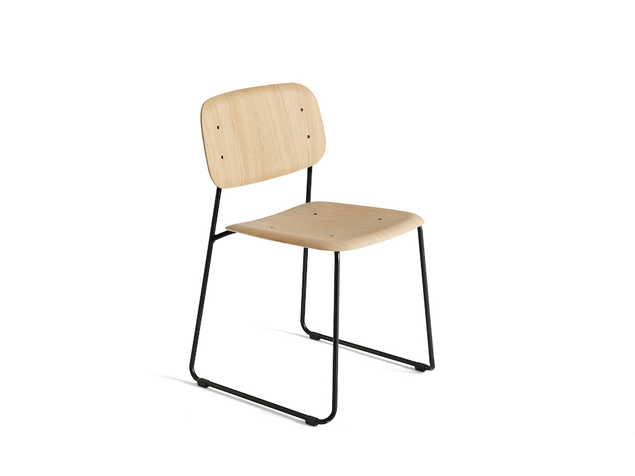 Uma foto - Cadeira Soft Edge — Base de cantiléver — Assento e encosto de madeira — Sem estofamento