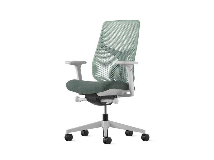 Uma foto - Cadeira Verus–Encosto em polímero Triflex–Braços totalmente ajustáveis