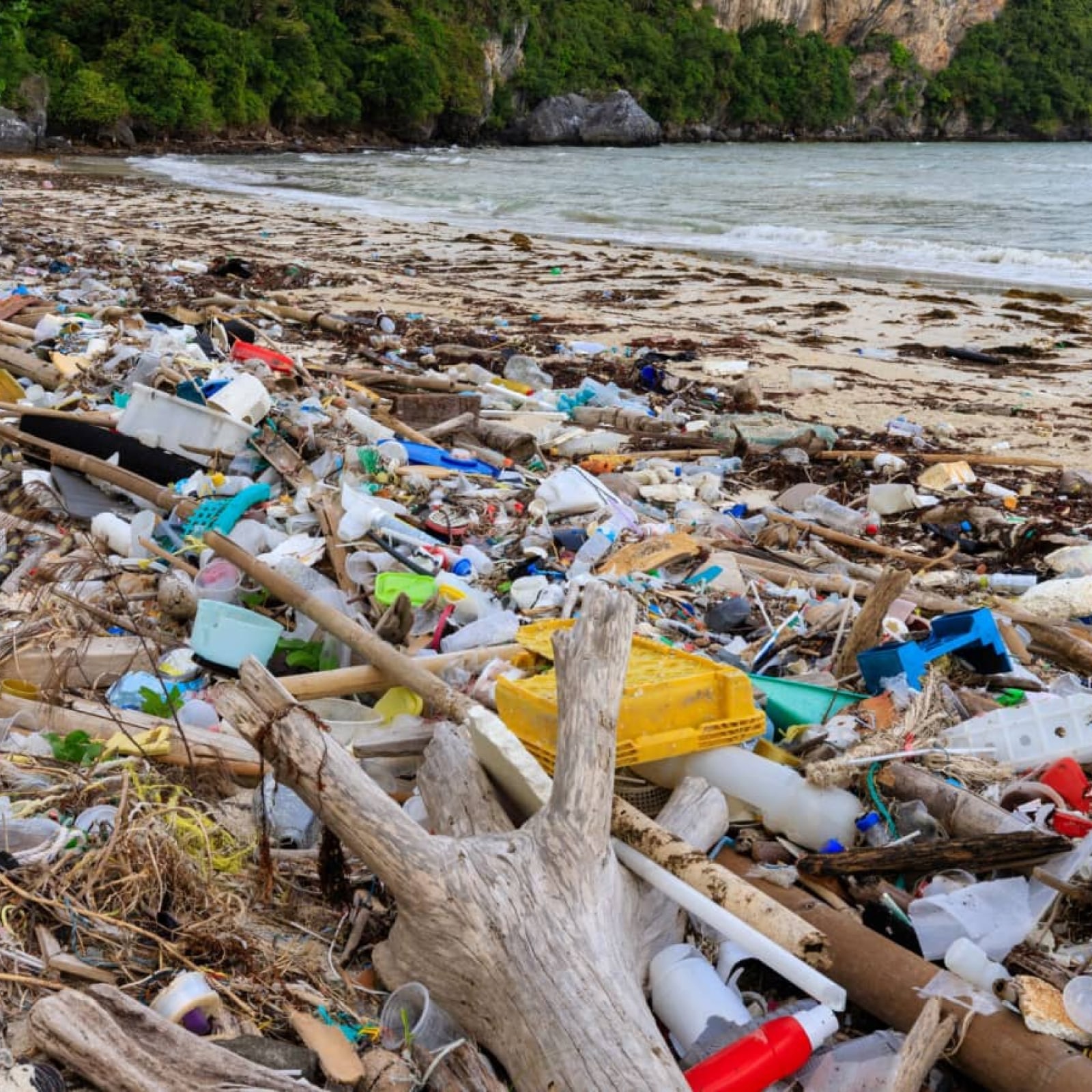 Ein Strand ist übersät mit Plastikmüll.