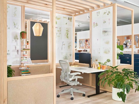 Configurazione di ufficio domestico nello spazio vendita Herman Miller.