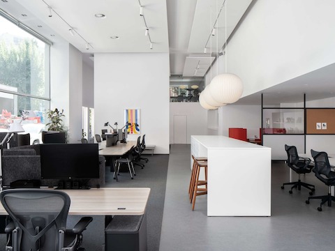 Büroumgebung im Showroom Mailand von Herman Miller.