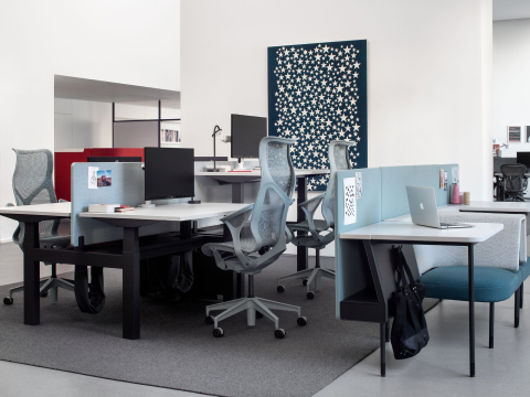 Bureaux Ratio et sièges Cosm à dossier haut exposés dans le showroom milanais de Herman Miller.