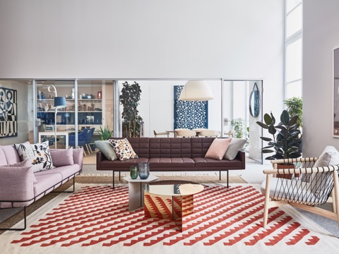 Configurazione lounge nello showroom di Parigi, con divani Wireframe e Tuxedo oltre a una seduta Crosshatch in legno.