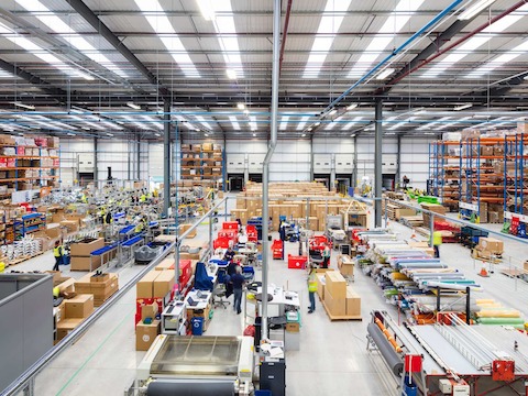 Een interieurfoto van de fabriek in Herman Miller's PortalMill-faciliteit. Een interieurfoto van de fabriek in Herman Miller's PortalMill-faciliteit.