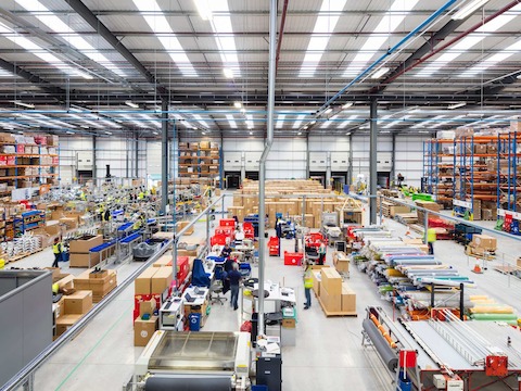 Foto dell’interno dello stabilimento di produzione di Herman Miller di PortalMill.