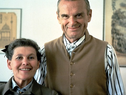 Ray y Charles Eames, diseñadores del taburete de madera moldeada Eames. Ray y Charles Eames, diseñadores del taburete de madera moldeada Eames.