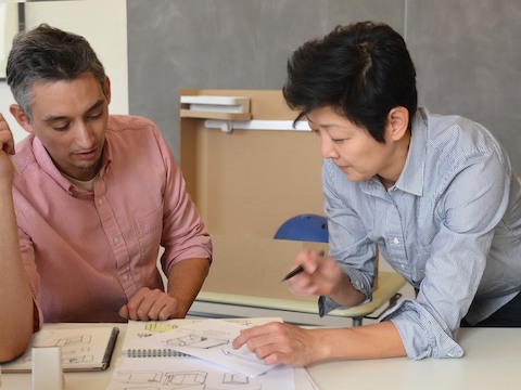 Los diseñadores de producto Cutter Hutton y Ayako Takase revisan un dibujo de diseño.