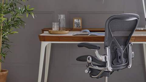 Airia办公桌，配有黑色Aeron办公椅。