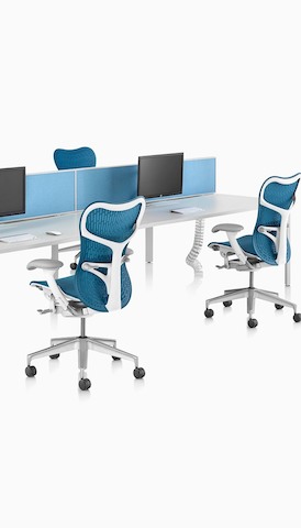 Een back-to-back benching-opstelling met behulp van witte Layout Studio-werkoppervlakken en blauwe Mirra 2-stoelen Selecteer om naar de Desks and Workspaces-productpagina te gaan.