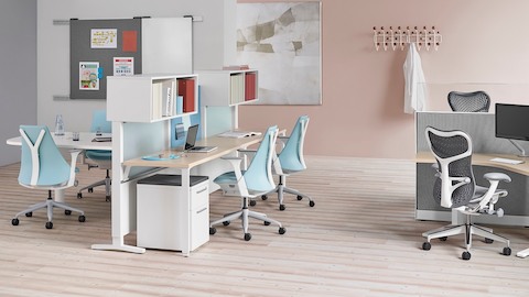 Un área administrativa de salud abierta con sillas Sayl azul claro y sillas Mirra 2 grises. Seleccione para ir a la página de productos clínicos.