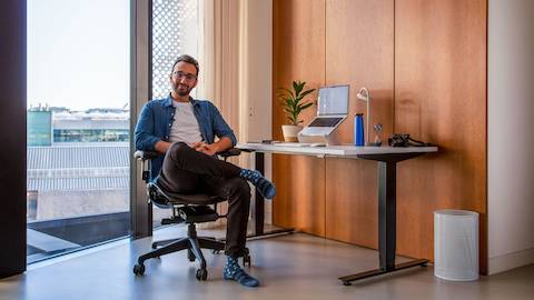 Ali Abdaal dans sa configuration de bureau à domicile