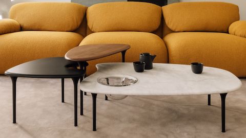 Sofá modular Luva e mesas Cyclade em mármore, nogueira e ébano, em uma sala de estar
