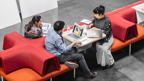 イヴ・ベアールがデザインしたPublic Office Landscapeは、個人やコラボレーションのためのワークスペースを簡単につくります。Living Officeについて詳しくご覧ください。