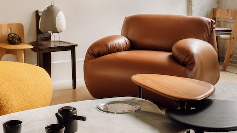 Luva modulaire bank, fauteuil in een woonkamer met Cyclade tafels in walnoten, ebbenhout en marmer