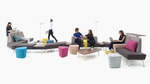 従業員はSabha Collaborative Seatingの湾曲した構成で作業し、相互作用します。選択すると、Sabha製品ページに移動します。