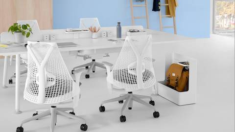 Une table de projet Memo blanche avec des chaises blanches Sayl.