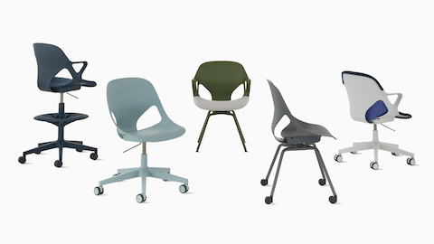 Une collection de cinq chaises de la famille Zeph, dont une chaise d'appoint en graphite à roulettes, une chaise polyvalente glacier, une chaise polyvalente alpine à accoudoirs fixes avec une housse monocoque Nightfall, un tabouret Nightfall avec un coussin d'assise Nightfall et une chaise d'appoint olive avec accoudoirs et coussin de siège alpin