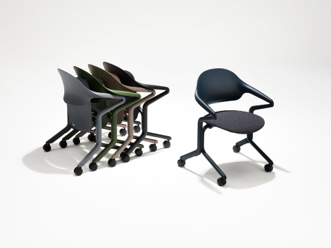 Quatre sièges Fuld dans différentes couleurs et finitions disposées en un groupe près d’un autre siège Fuld en Nightfall avec un textile en 3D Knit.