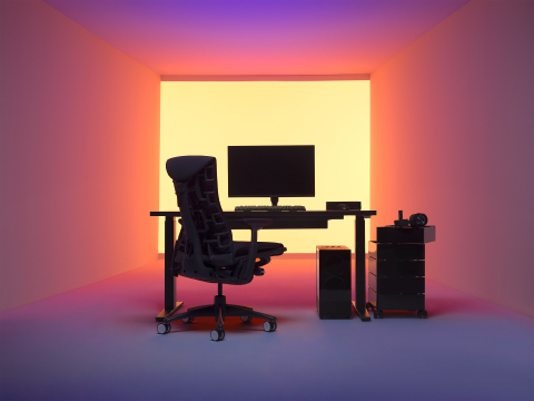 Eine Gaming-Einrichtung mit dem Embody Gaming-Stuhl und dem Nevi Gaming-Schreibtisch als Basis.   
