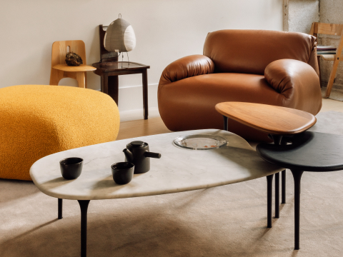 Luva Modular Sofa, Poltrona em uma sala de estar com mesas Cyclade em nogueira, ébano e mármore