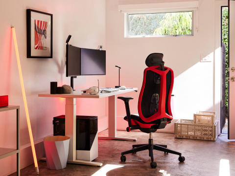 The ergonomic gaming setting of the red color Vantum Gaming Chair with white-finished gaming desk 