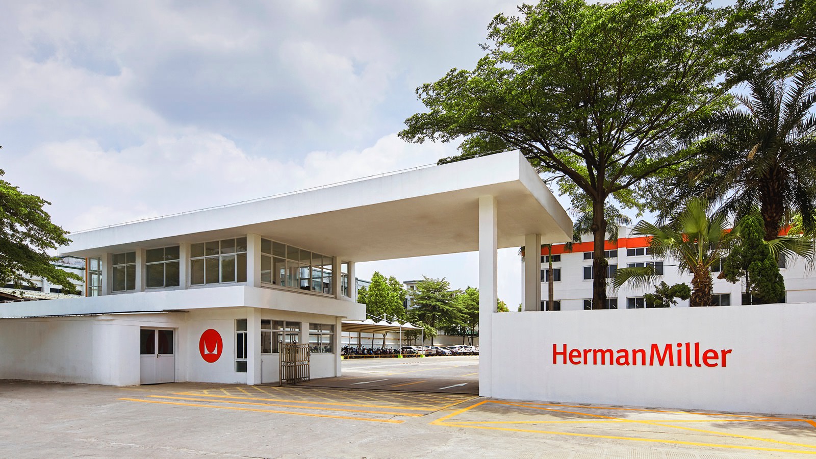 Herman Miller在中国东莞的制造工厂，有着标志性的红色Herman Miller徽标。
